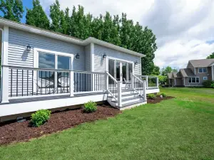 Charming  2-bedroom house with AC, WiFi with mountain and lake views!