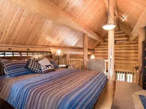 Custom Log Cabin w/ MTN views, wrap around decks, 10 Min. to Fishing & Reservoir