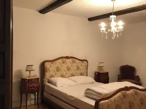 *country house with ornamental garden 200 m from the lake