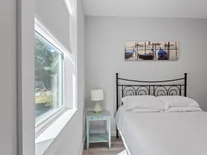 New and spacious suite close to town, attractions and hospital