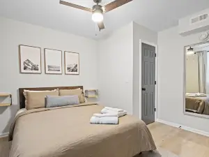 Modern 2 Bed 1 Bath Walking Distance to Downtown