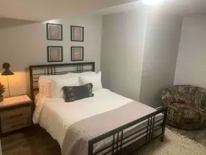 The Wright Retreat- Private Entry w/ Sauna & Hot Tub