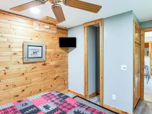 Sauna + Deck: Wooded Cabin on Lake Vermilion!