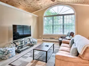 Readfield Retreat w/ Lake Maranacook Views!