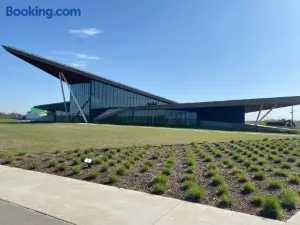 Old Fort Loft King & Queen suites nearest accomodation to Marshals Museum power your EV for free!