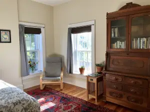 Decorah House- Airy, modern, full of natural light, 5 blocks to downtown