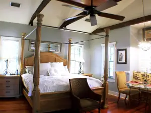 Romantic Spa Experience in Luxurious Creekside Honeymoon Cottage in the Landings