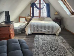 A   warm relaxing  couples retreat  with all the  comforts of home .