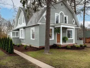 Charming 1 Bed Historical Apartment - Steps to Downtown Midland