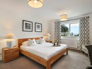 Amber Cottage - Luxury Cottage, Hot Tub, Sea Views and Log Burner