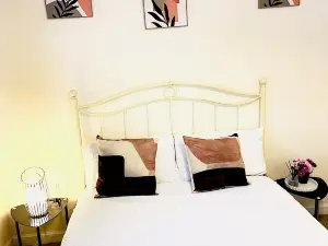 Deluxe Room in a 2Bedroom Aprt W Fast WiFi, Netflix, Behind Train Station