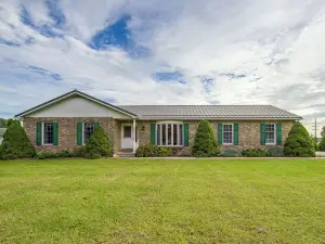 Charming Lewisburg Home w/ Hot Tub & Games!