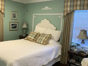 The Creek House ~Gorgeous upscale 3/BR 3/Bath home in historic district