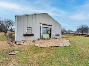 Missouri Couple's Retreat: 'Shouse' w/ Patio, Yard