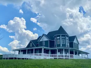 On the Lake & Wine Trail & a Perfect Getaway for16 + With an ADA Suite!