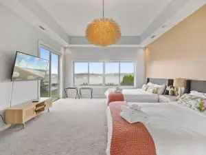 Piermont Waterfront Villa! Sleeps up to 16 adults Luxuriously and In Style