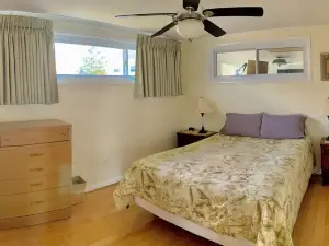 Cozy and Modern Renovated Bayfront Home with Private Pier and Amazing Views
