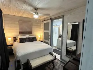Charming cottage in Springtown, TX with AC and WiFi. Enjoy your stay