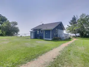Cozy Fremont Cottage on Lake Poygan and Fishing Dock