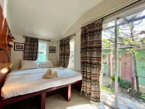 กระท่อมสาธุ Garden Cottage ที่พักใจกลางย่านเก่าโพธาราม (ย่านถนนน่าเดิน)
