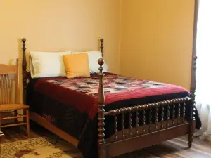 The Farm House-Your Peaceful Country Getaway! Great for Any Season! Pet Friendly