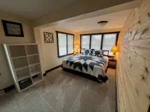 --Stunning Remodel-- HOT TUB 4 -BR home, Sleeps 10. Cozy Charm Modern Comfort