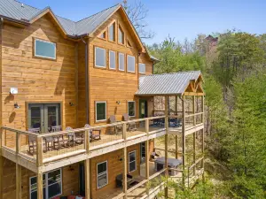 The Hidden Owl Mountain Lodge 5 Bedroom Cabin by RedAwning