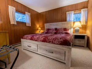 Spacious Chalet, Skiing 5 Minutes to Jay Peak, Vermont!