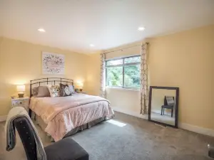 Luxury Capitola 2 BR charmer minutes from the beach