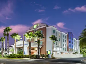 Holiday Inn Express & Suites CHAFFEE-JACKSONVILLE WEST by IHG