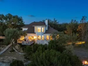 Charming Lakeside Retreat with Game Room - Cozy Family Haven