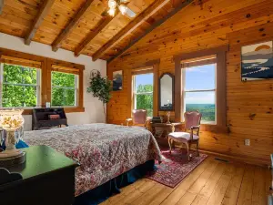 Charming Cabin with Incredible Mountain Views