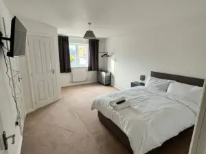 Colchester Retreat: 4BR 2BATH Ample Street Parking