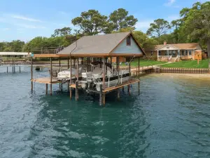 Cedar Creek Lake Escape Lakefront Private Dock