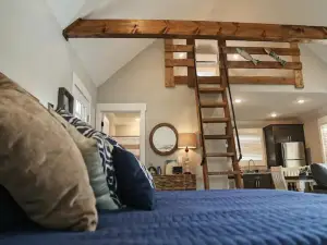 Cabin A by the Pond - King Bed - Swimming Pool