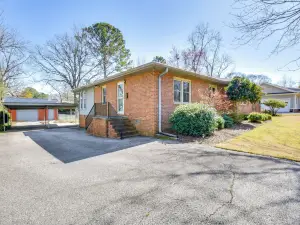 1 Mi to Dwtn Shops and Dining Spacious Family Home