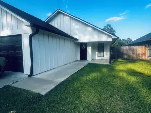 Three bedroom home in the center of Leesville
