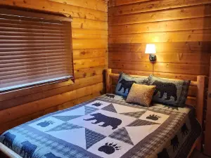 Cozy 2-bedroom Cedar cabin in charming Sequoia National Park with WiFi