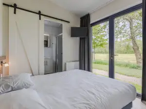 Luxury Lodge with 2 Bathrooms Near Markermeer