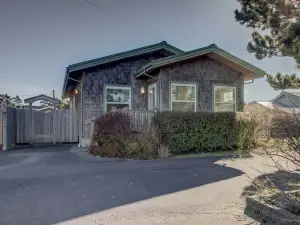 Chic Summer House Cottage Walk to Ocean!