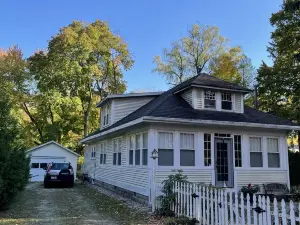 Union Pier  Beautiful, Roomy, Clean Cottage Steps to the Best Beach.Private Yard