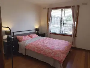 Charming 3-Bedroom Holiday Home Near Werribee Park