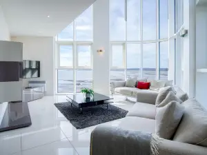 High Floor Meridian Tower - 3 Bedroom - Swansea