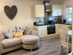 2-Bed Duplex Sleeps 3 with Fireplace