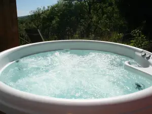 The Nook - Farm Park Stay with Hot Tub, BBQ & Fire Pit