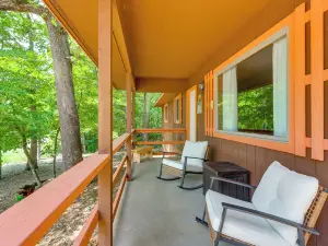 Hot Tub & Fire Pit: Holiday Island Getaway!