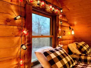 Hillside Cabin :: Secluded Log Cabin on 15 Acres, Pond & trails. Near Woodbury