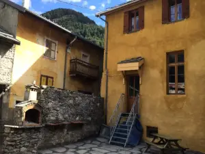 4 rooms for 10 people