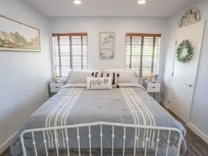 Cam Heights Hideaway w/ Full Kitchen & King Bed