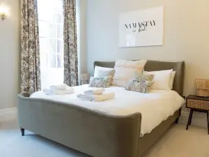 The Ballroom. Recently renovated huge 2 Bed, city centre.